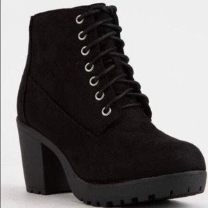 Tilly’s lug sole lace up black booties